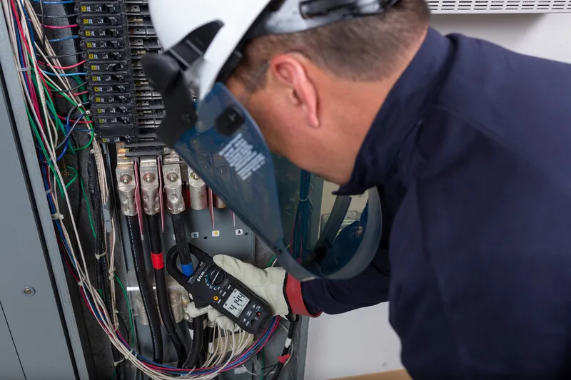 CM85-2_electrician.webp